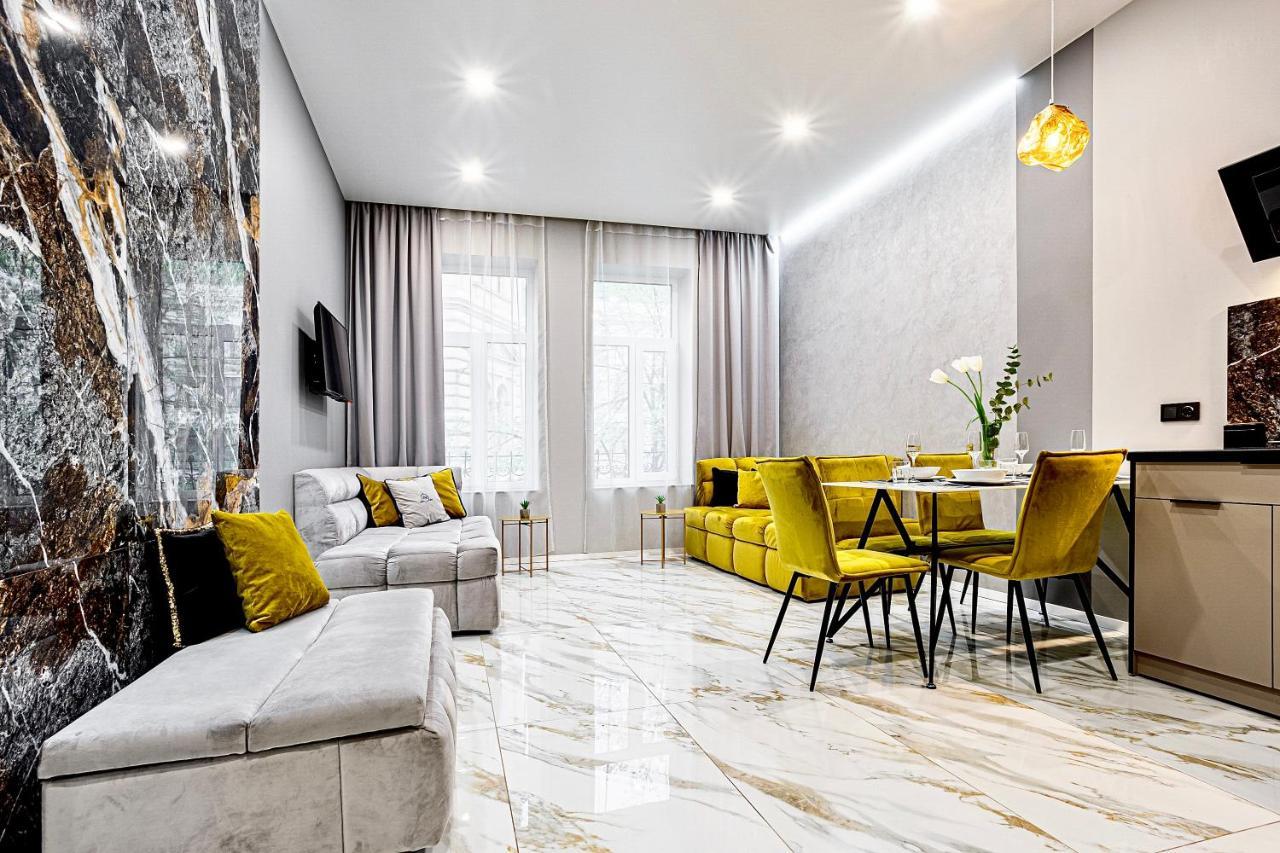 Family Residence Boutique Apartments Lviv Exterior photo