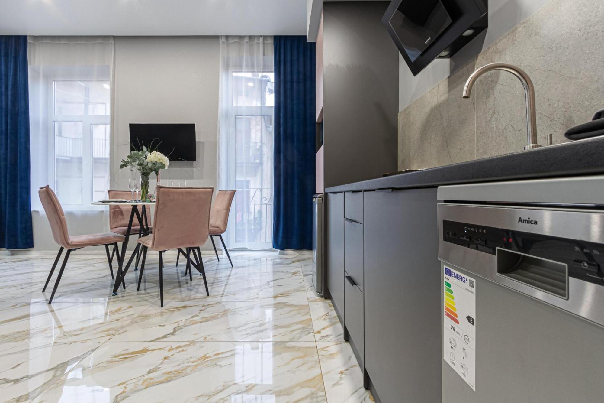 Family Residence Boutique Apartments Lviv Exterior photo